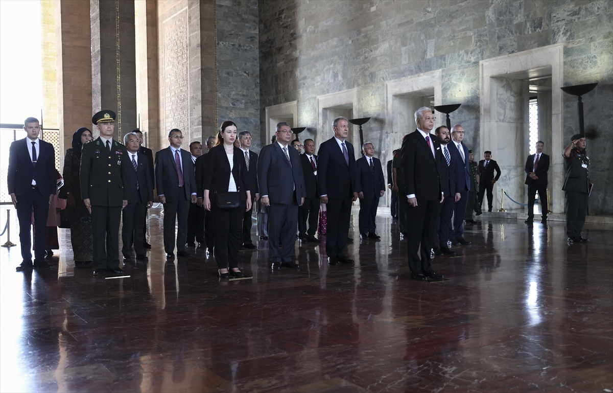 Malezya Başbakanı Anıtkabir'i Ziyaret Etti