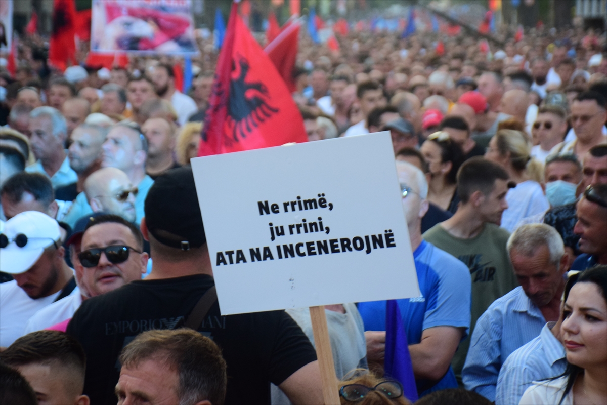 Arnavutluk'ta Hükümet Karşıtı Protesto Düzenlendi