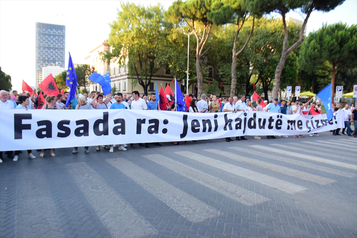 Arnavutluk'ta Hükümet Karşıtı Protesto Düzenlendi