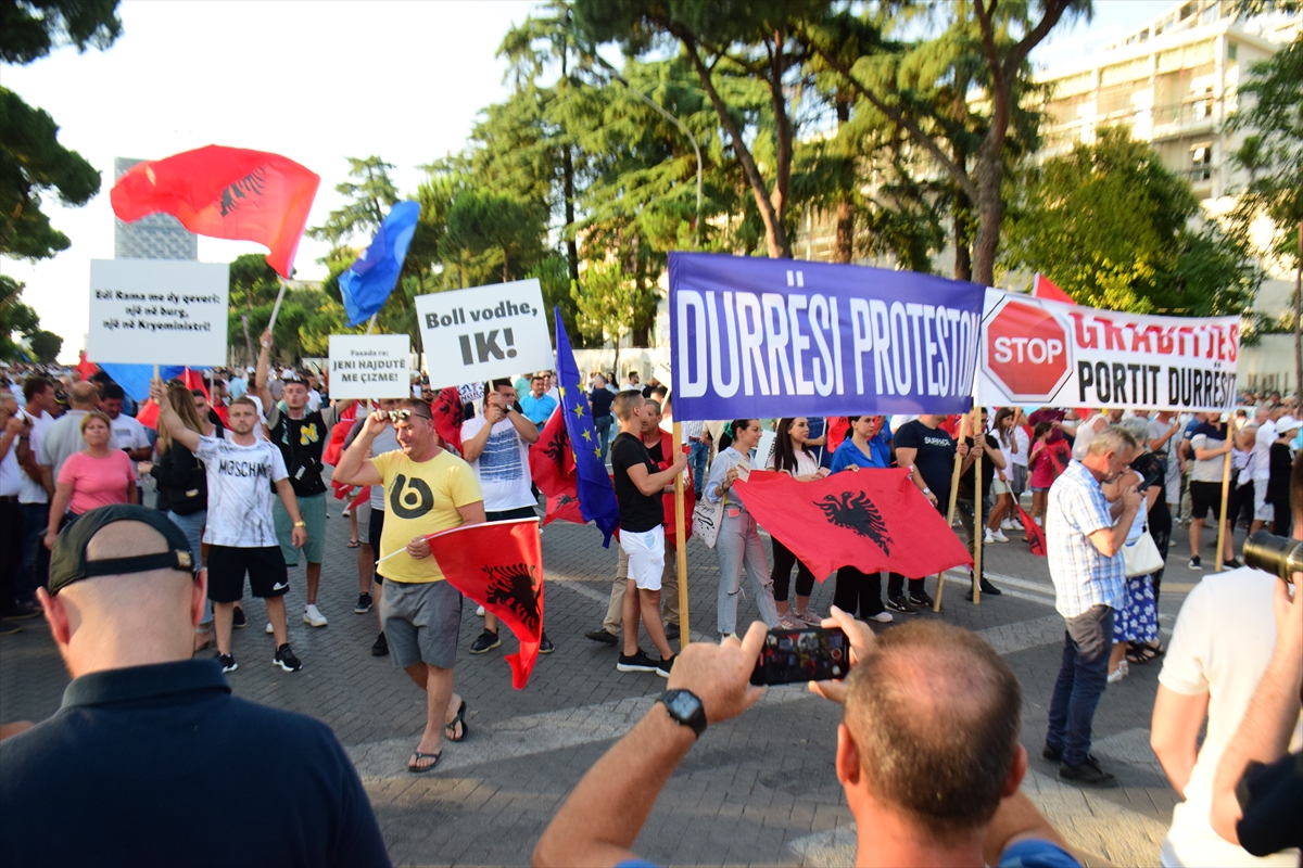 Arnavutluk'ta Hükümet Karşıtı Protesto Düzenlendi