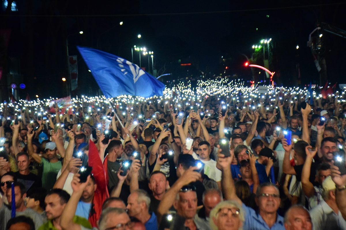 Arnavutluk'ta Hükümet Karşıtı Protesto Düzenlendi