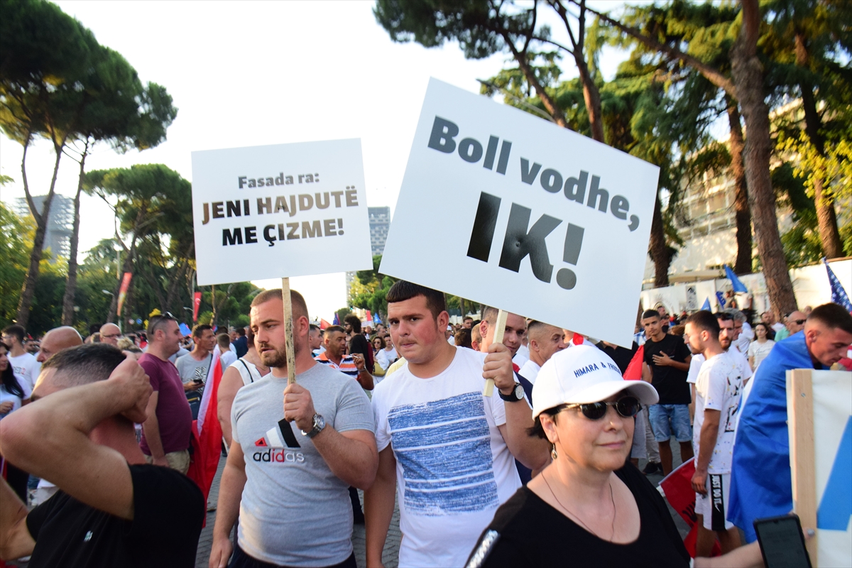 Arnavutluk'ta Hükümet Karşıtı Protesto Düzenlendi