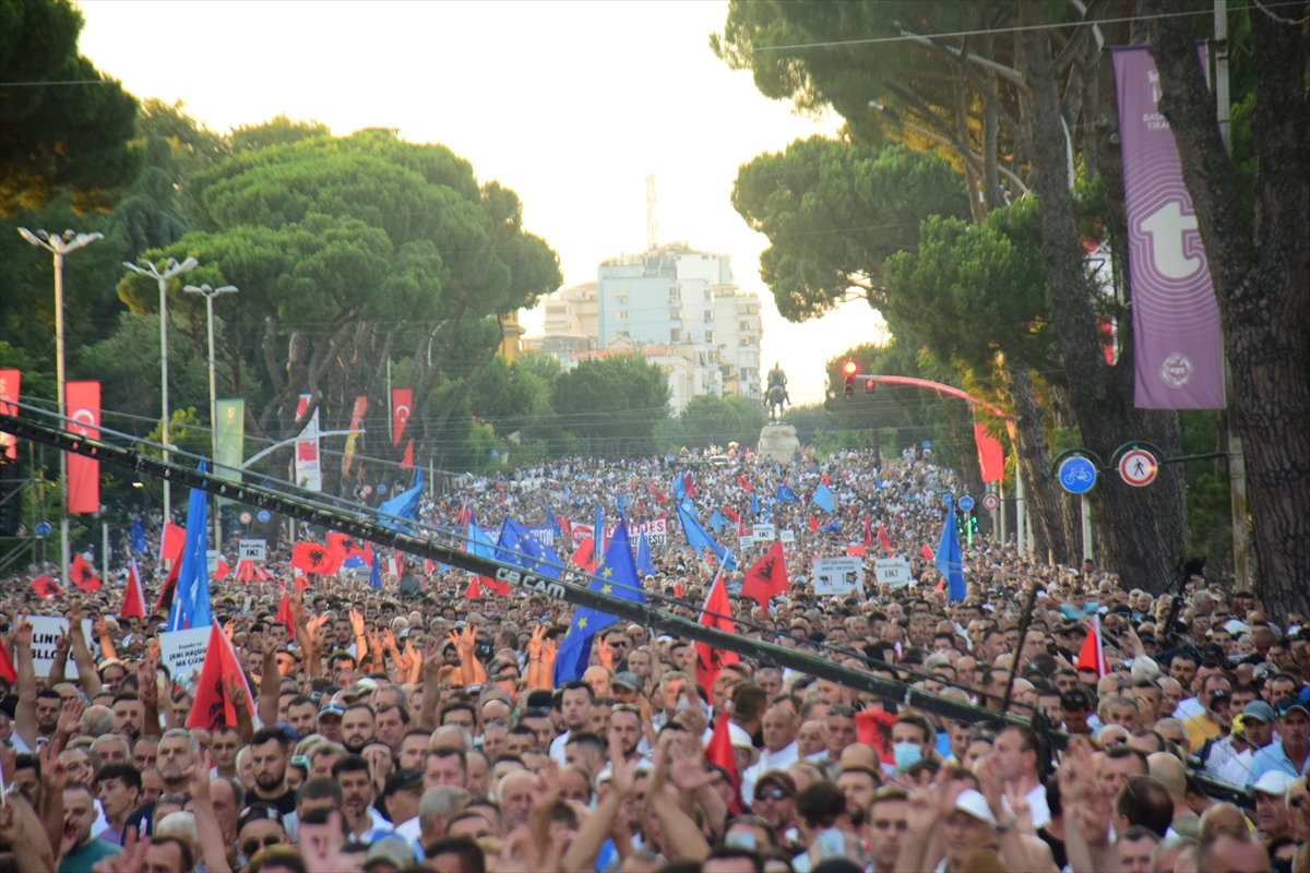 Arnavutluk'ta Hükümet Karşıtı Protesto Düzenlendi