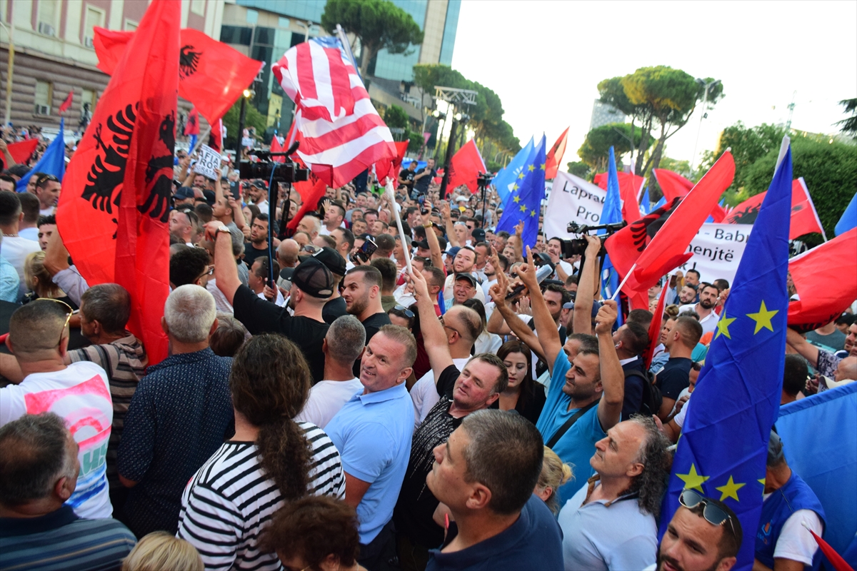 Arnavutluk'ta Hükümet Karşıtı Protesto Düzenlendi