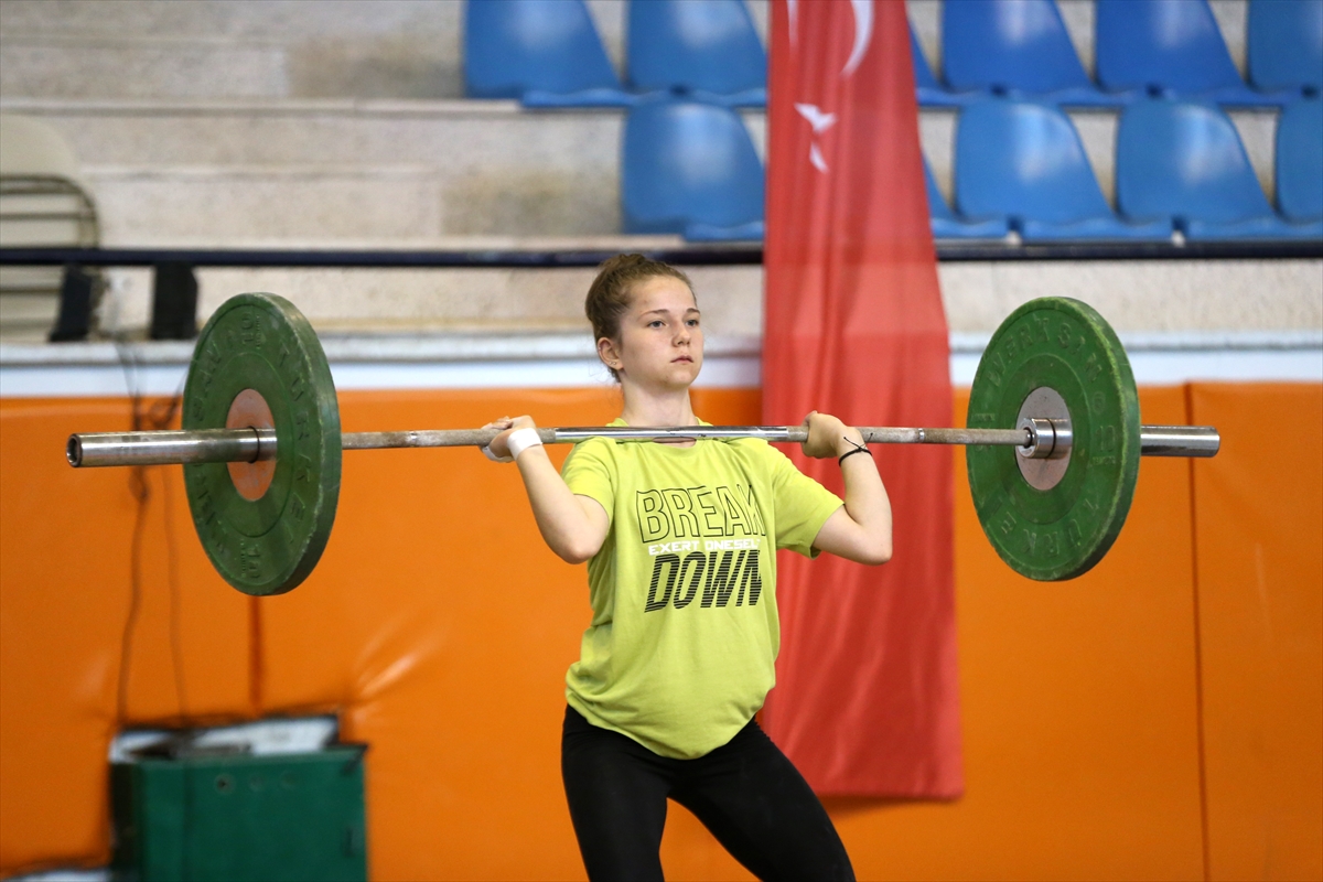 Yıldız Kadınlar Halter Milli Takımı, Avrupa Şampiyonluğu İçin Form Tutuyor
