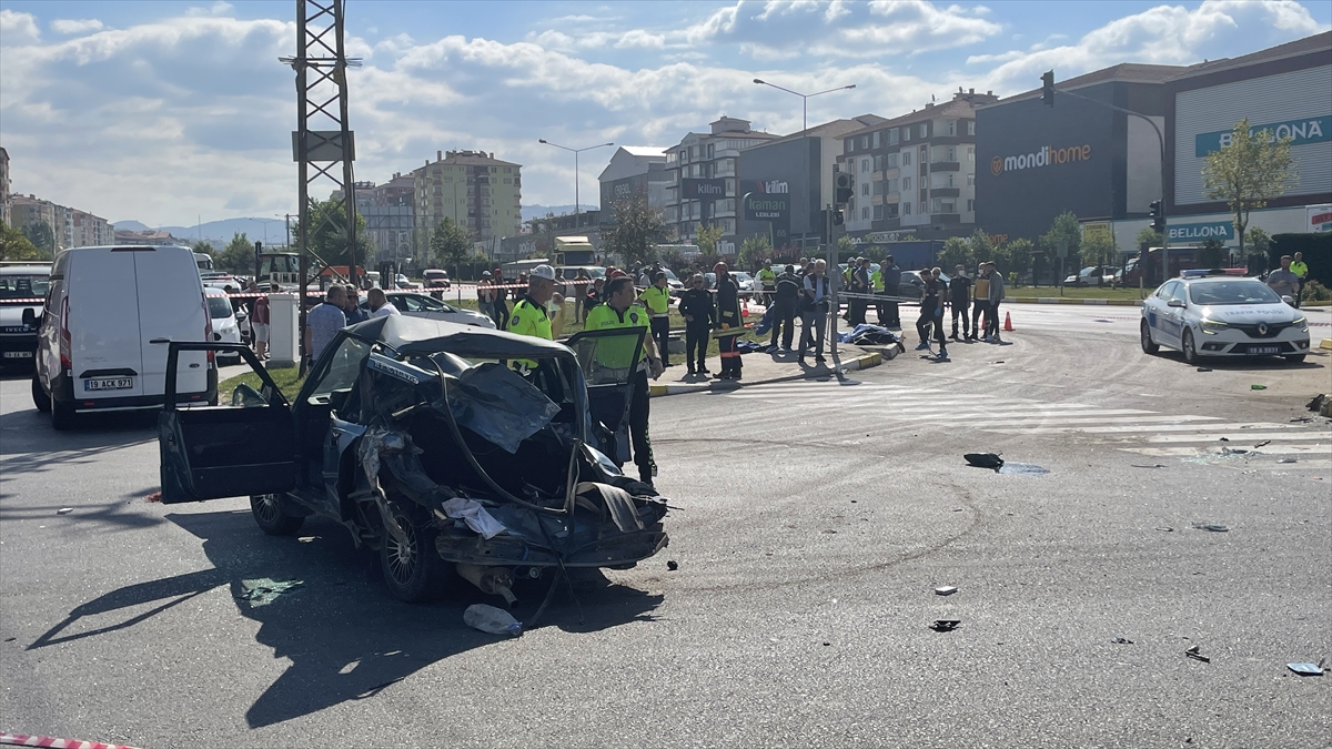 Çorum'da Freni Patlayan Vincin Kaldırımda Çarptığı İki Yaya Hayata Gözlerini Yumdu