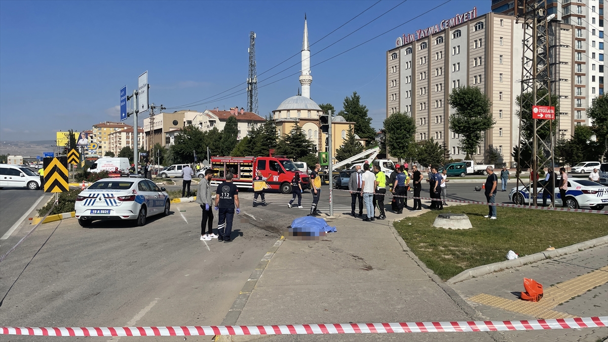 Çorum'da Freni Patlayan Vincin Kaldırımda Çarptığı İki Yaya Hayata Gözlerini Yumdu