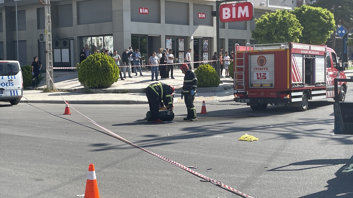 Çorum'da Freni Patlayan Vincin Kaldırımda Çarptığı İki Yaya Hayata Gözlerini Yumdu