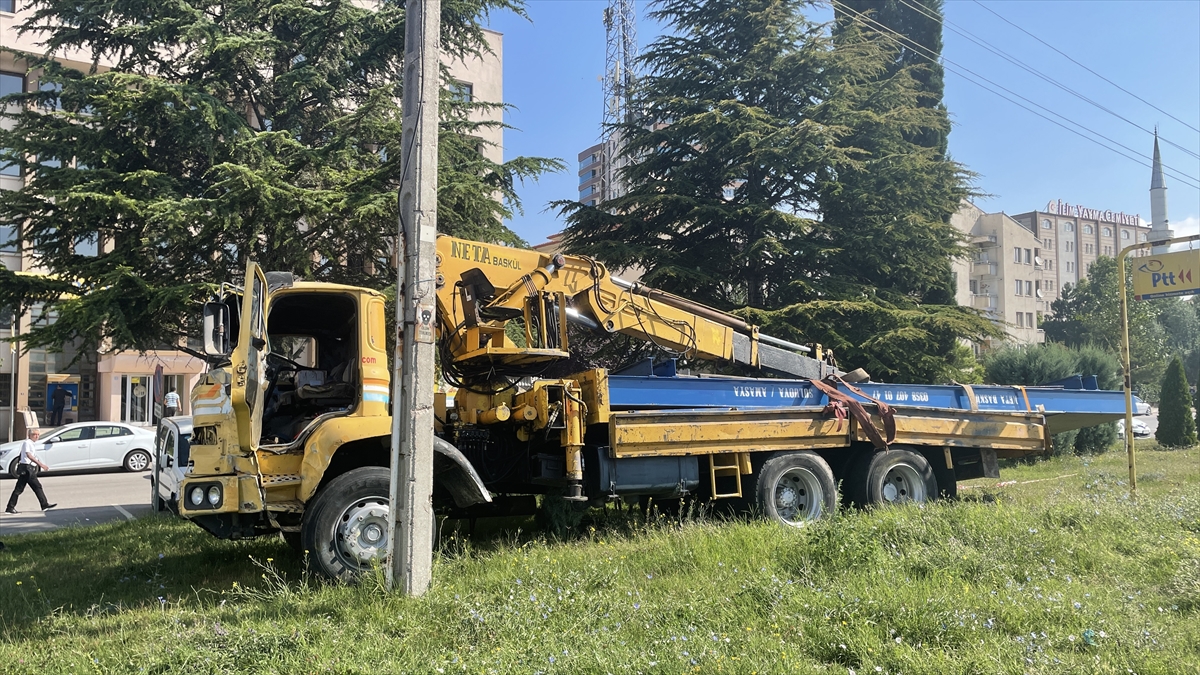 Çorum'da Freni Patlayan Vincin Kaldırımda Çarptığı İki Yaya Hayata Gözlerini Yumdu