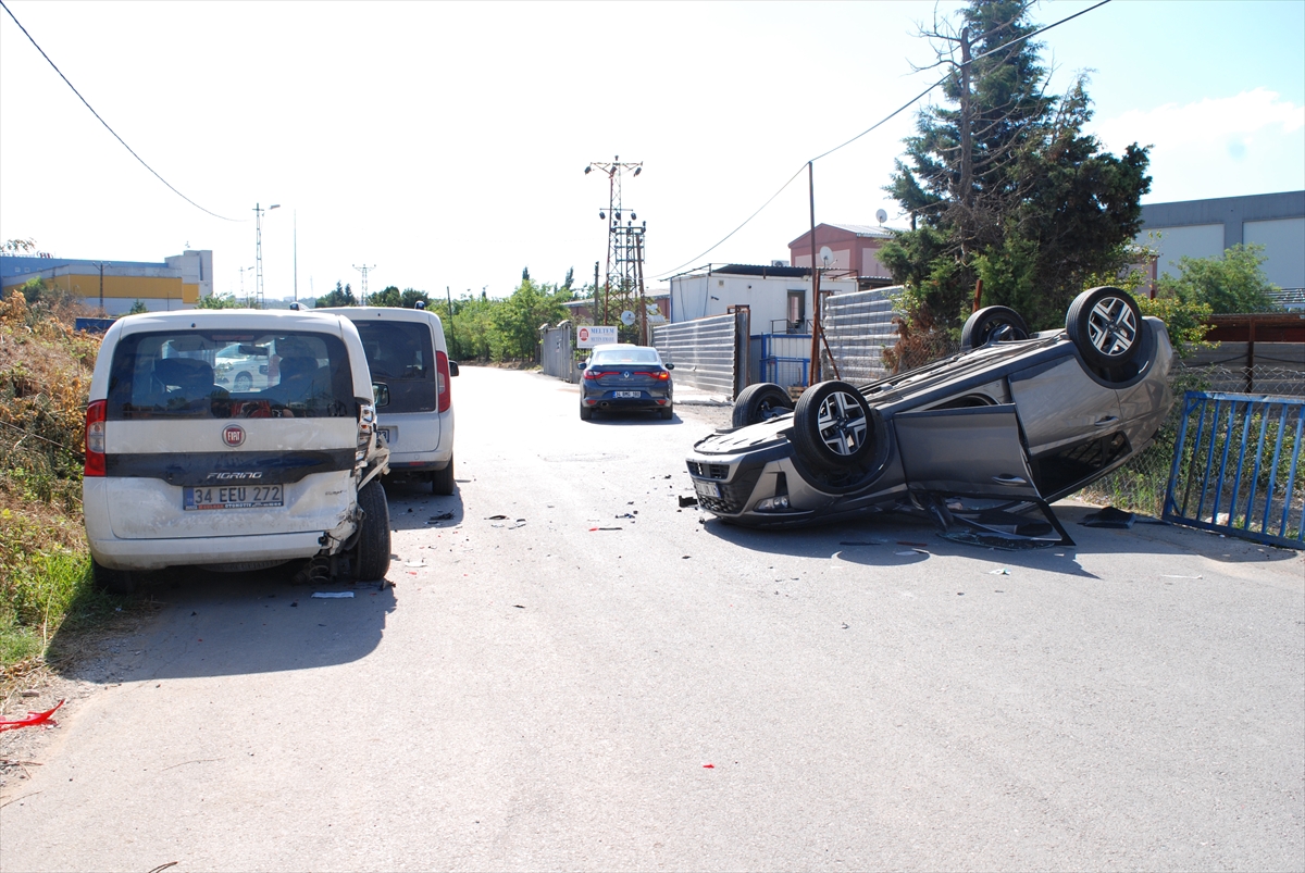 Tuzla'da Otomobil Devrildi! Sürücü Yaralandı