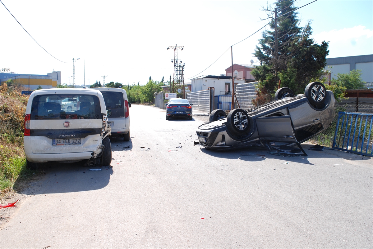 Tuzla'da Otomobil Devrildi! Sürücü Yaralandı