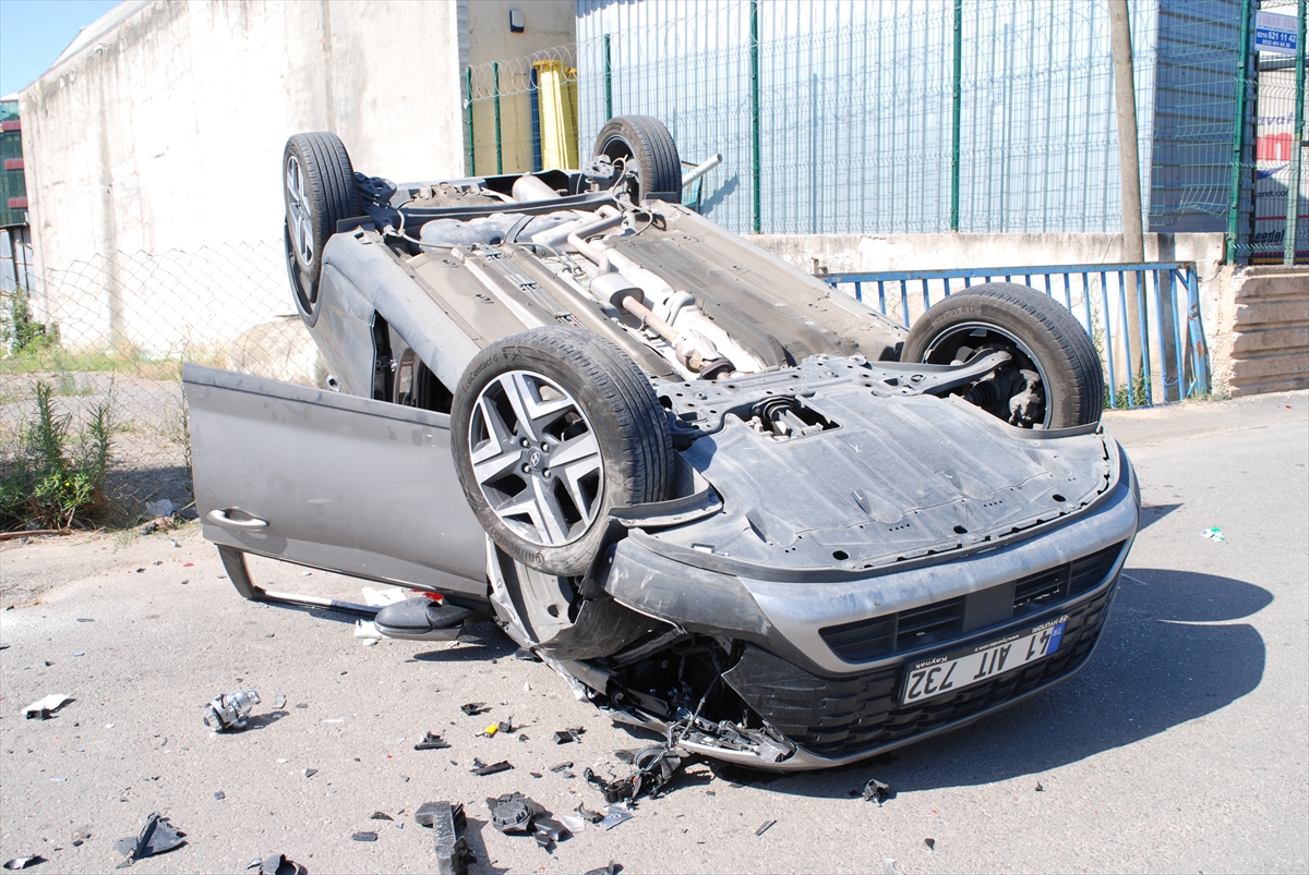 Tuzla'da Otomobil Devrildi! Sürücü Yaralandı