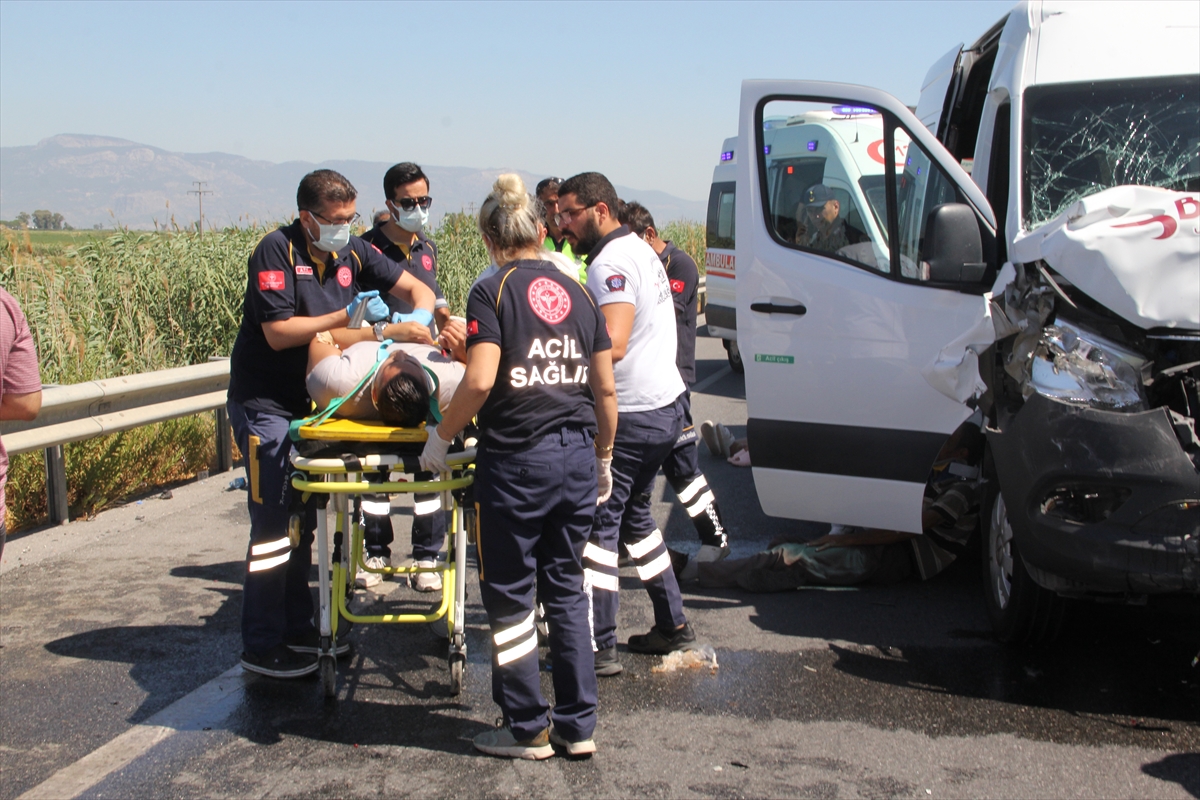Aydın’da Kamyonet İle Minibüsün Çarpışması Sonucu 10 Kişi Yaralandı
