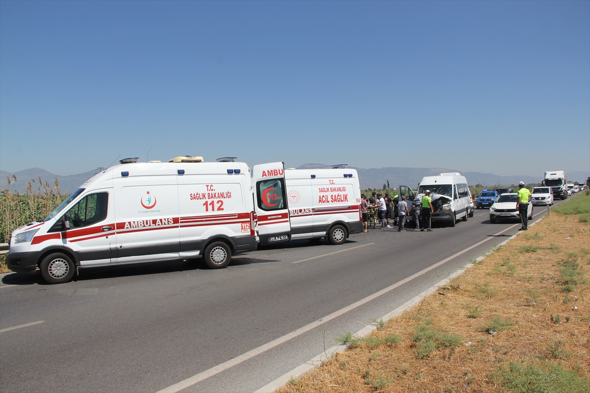 Aydın’da Kamyonet İle Minibüsün Çarpışması Sonucu 10 Kişi Yaralandı