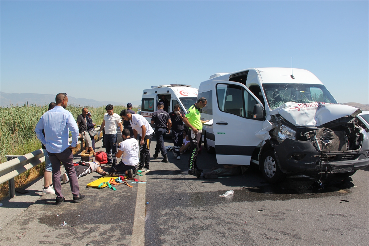 Aydın’da Kamyonet İle Minibüsün Çarpışması Sonucu 10 Kişi Yaralandı