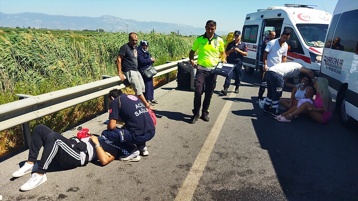 Aydın’da Kamyonet İle Minibüsün Çarpışması Sonucu 10 Kişi Yaralandı