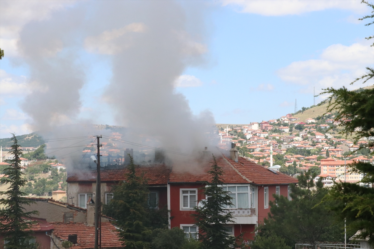 Yozgat'ta Apartman Çatısında Yangın Çıktı