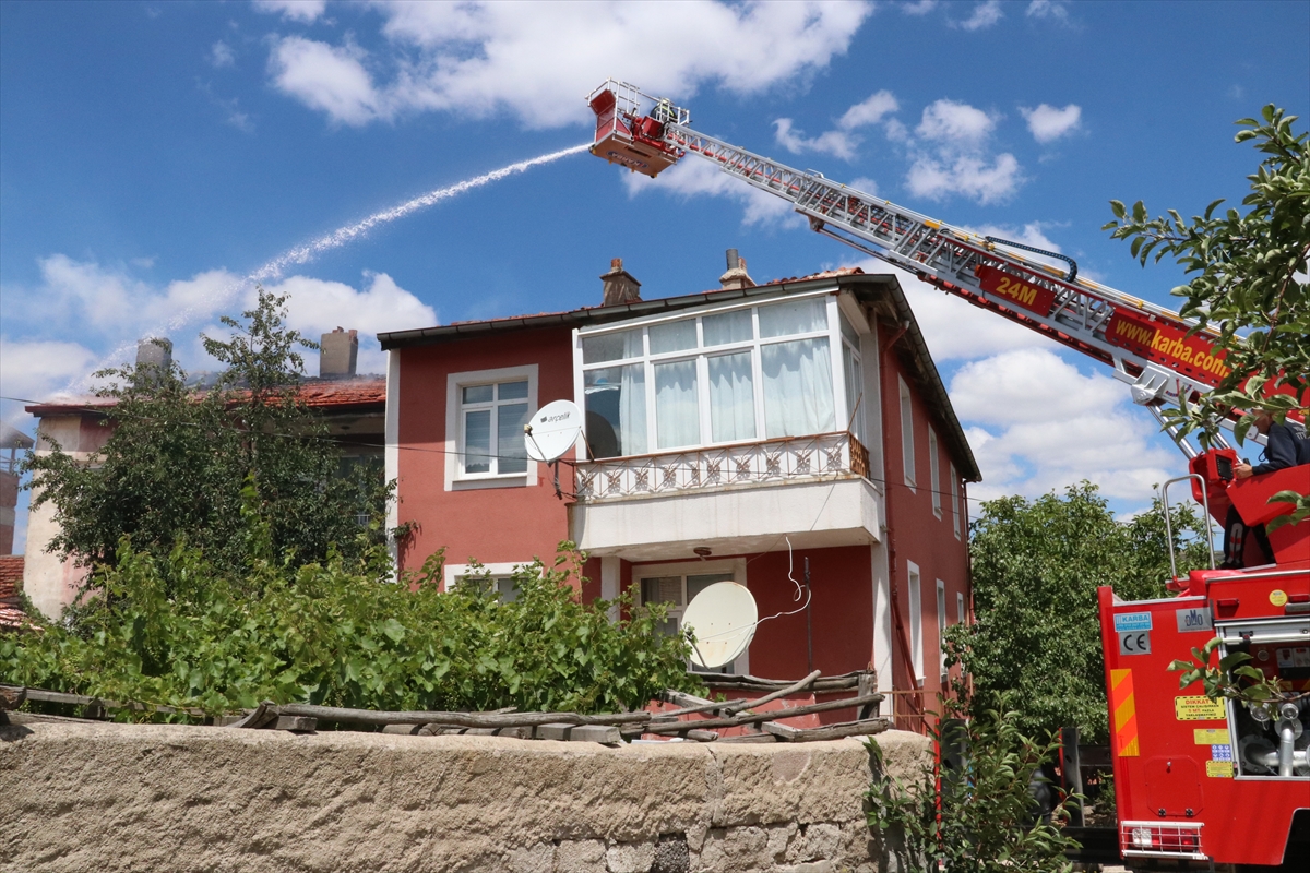 Yozgat'ta Apartman Çatısında Yangın Çıktı