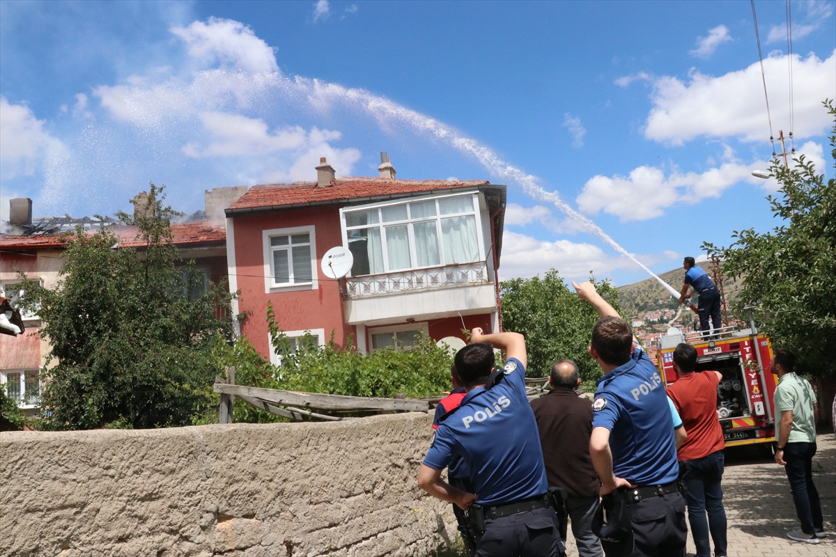 Yozgat'ta Apartman Çatısında Yangın Çıktı