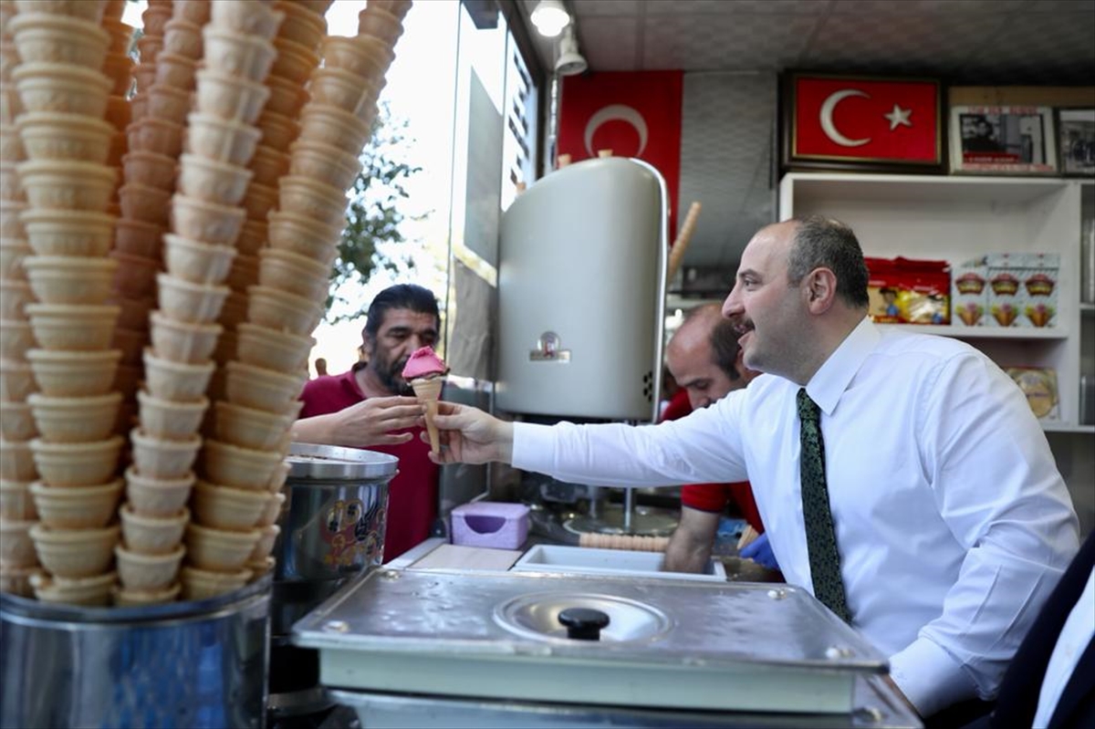 Bakan Varank'tan Vatandaşlara Dondurma Jesti