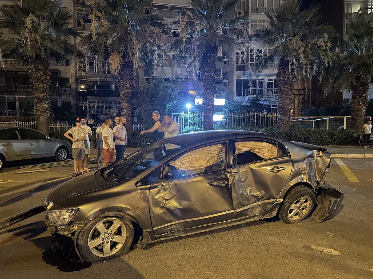 İzmir'de Otomobil Takla Attı