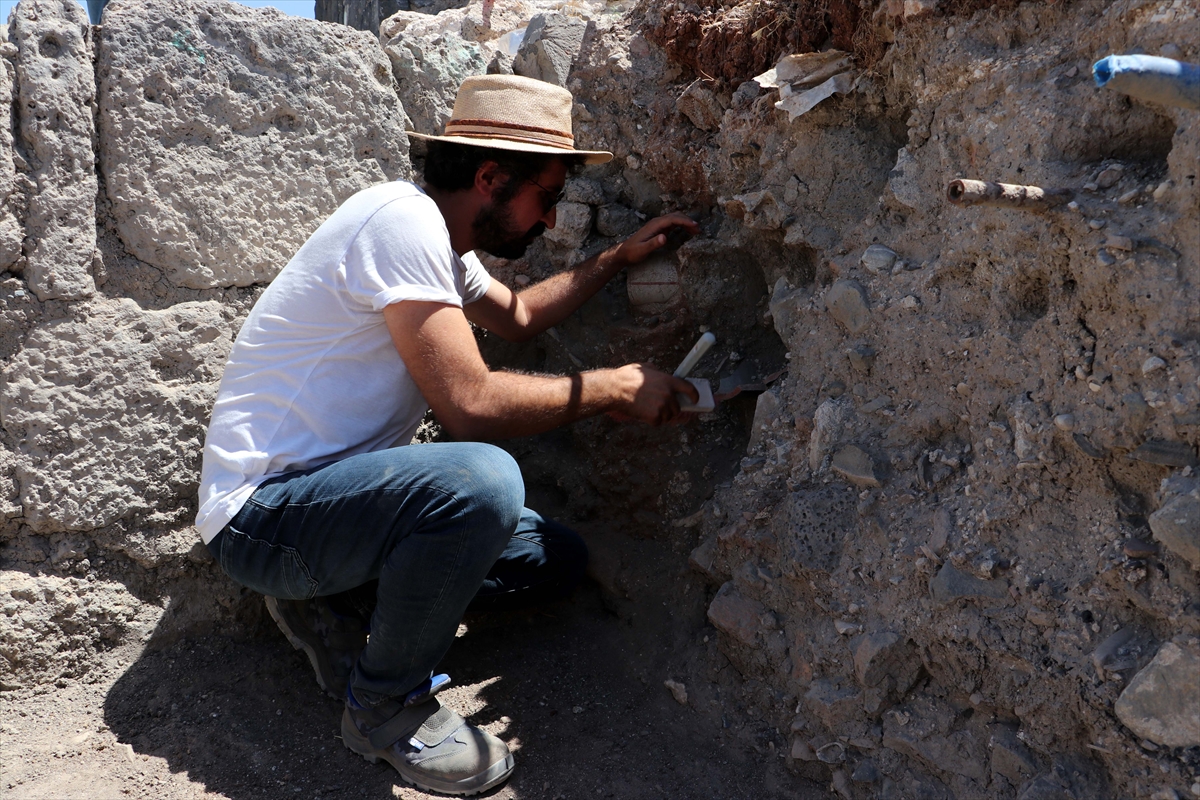 Diyarbakır'daki Tarihi Surlarda Yaklaşık 1700 Yıllık Amfora Bulundu