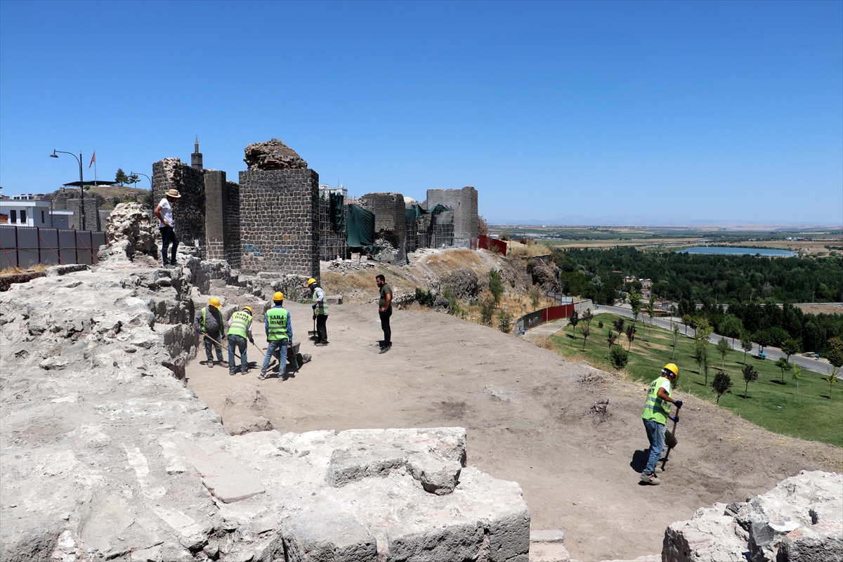 Diyarbakır'daki Tarihi Surlarda Yaklaşık 1700 Yıllık Amfora Bulundu