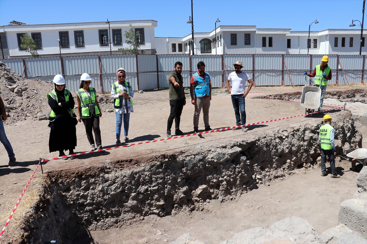 Diyarbakır'daki Tarihi Surlarda Yaklaşık 1700 Yıllık Amfora Bulundu