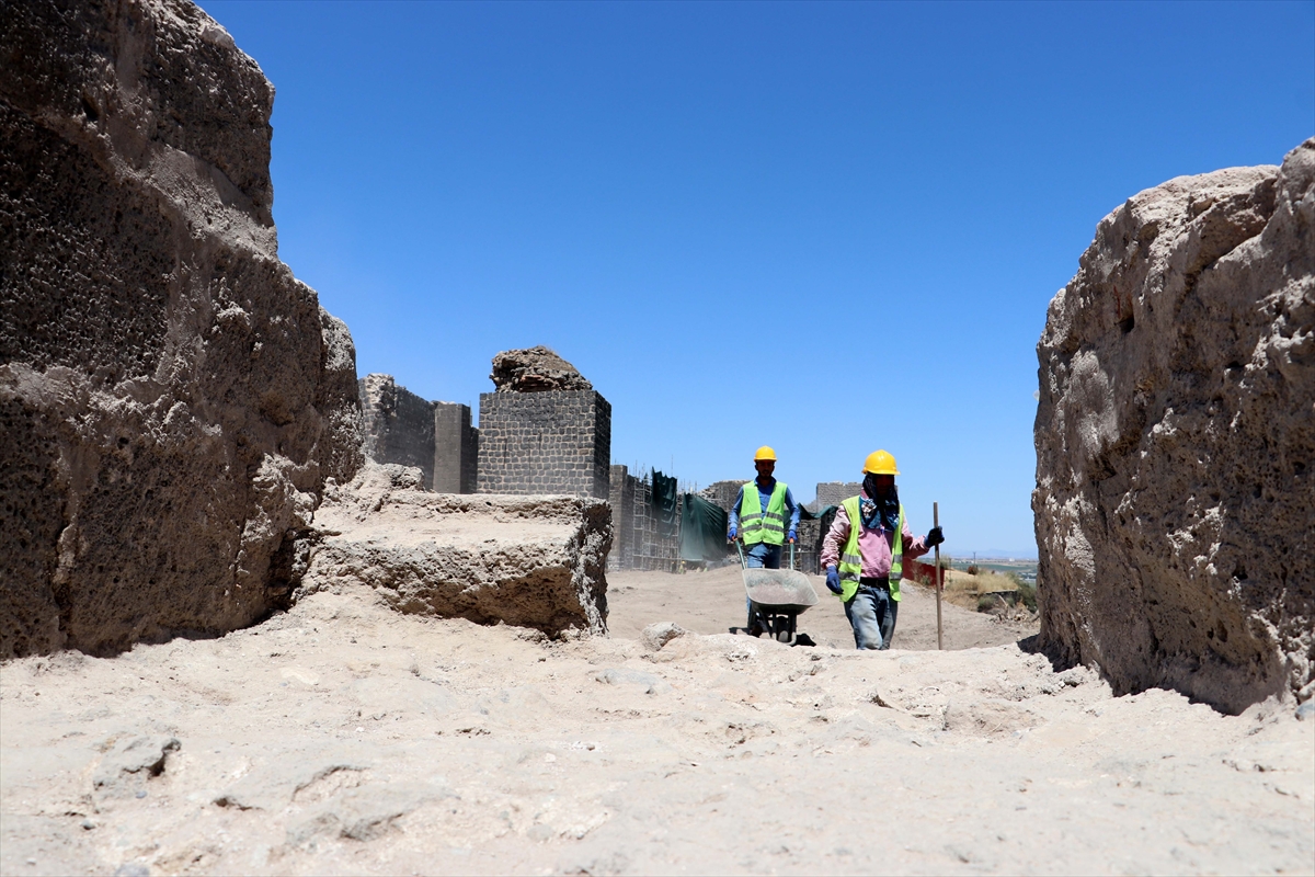 Diyarbakır'daki Tarihi Surlarda Yaklaşık 1700 Yıllık Amfora Bulundu