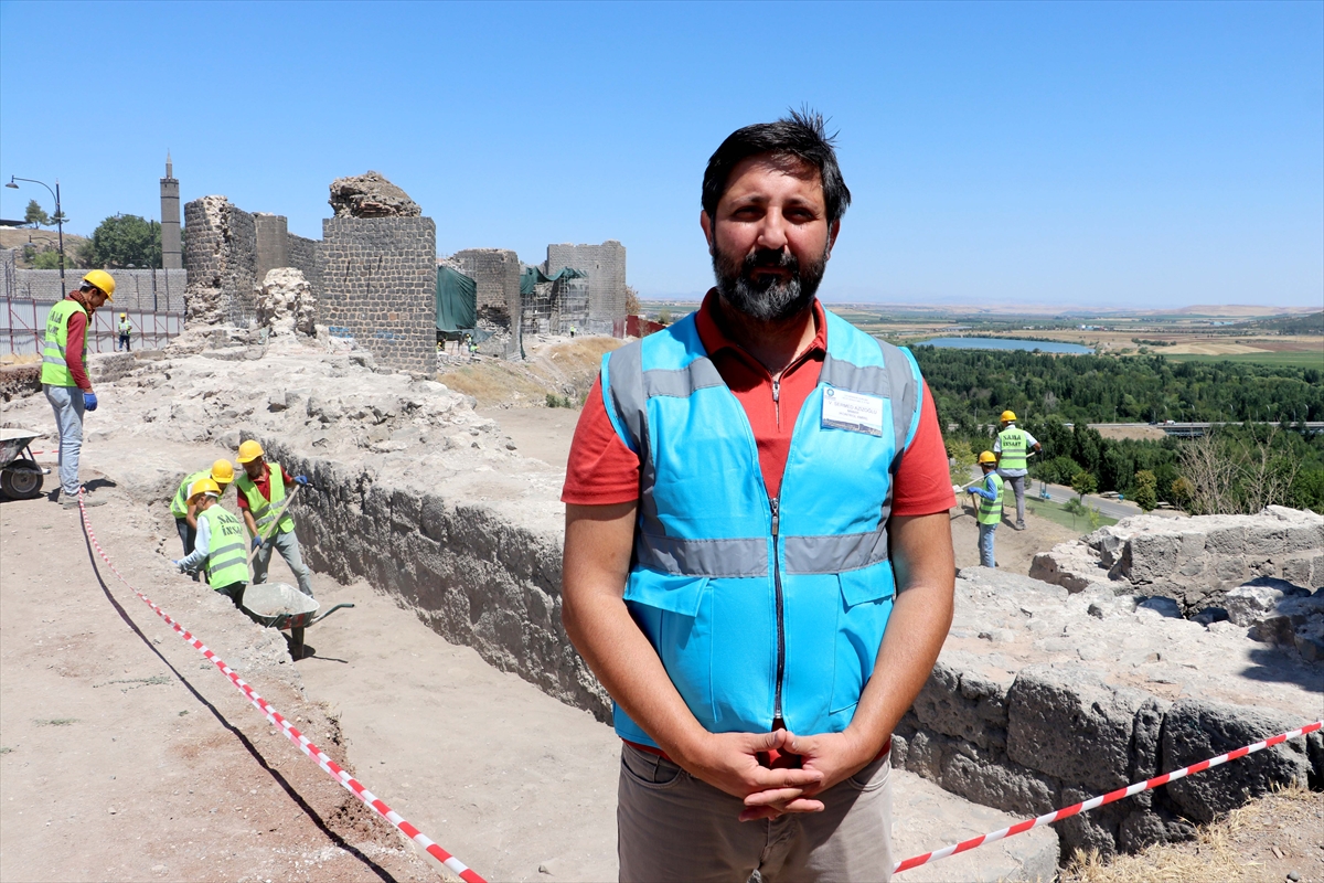 Diyarbakır'daki Tarihi Surlarda Yaklaşık 1700 Yıllık Amfora Bulundu