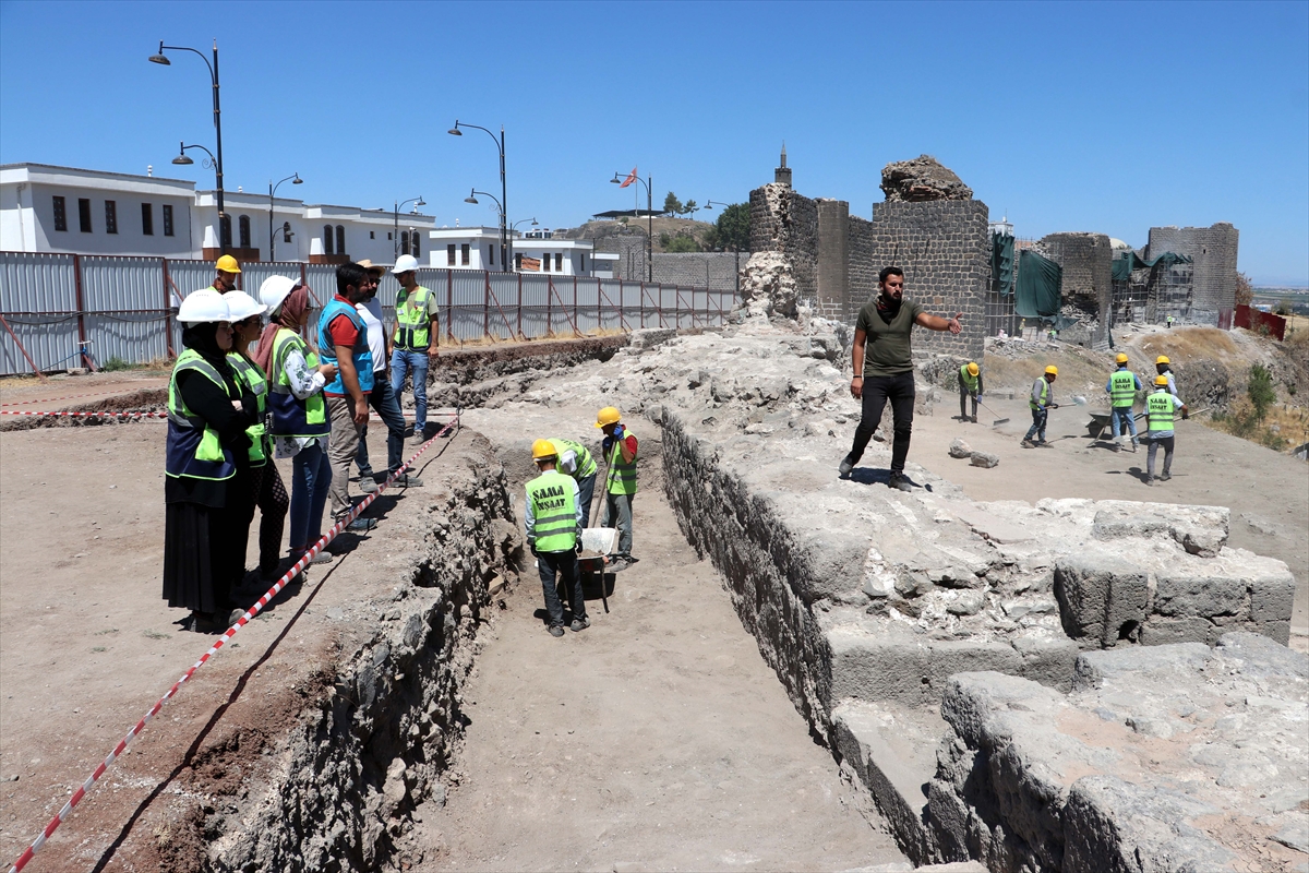 Diyarbakır'daki Tarihi Surlarda Yaklaşık 1700 Yıllık Amfora Bulundu