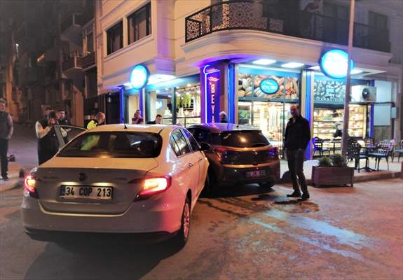 Kocaeli'de 2 Otomobilin Çarpıştığı Kazada Biri Çocuk 3 Kişi Yaralandı