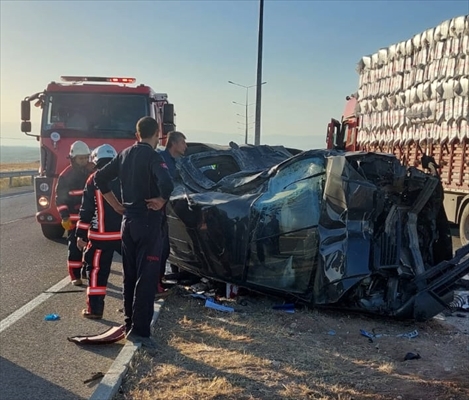 Malatya'da Hafif Ticari Araç İle Kamyonun Çarpıştığı Kazada 2 Kişi Öldü