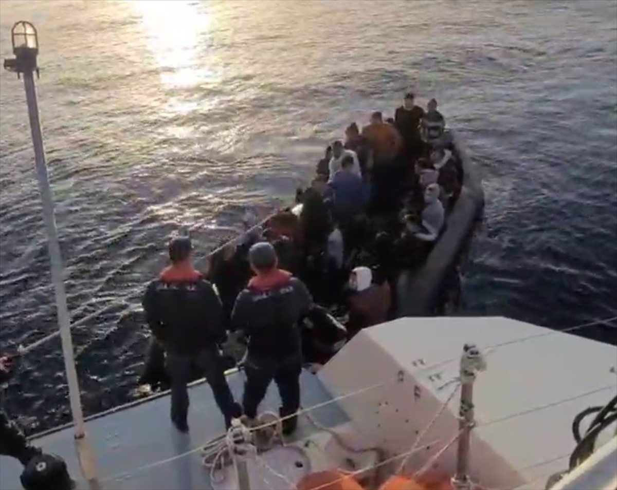 İzmir Açıklarında 143 Düzensiz Göçmen Kurtarıldı, 31 Göçmen Yakalandı