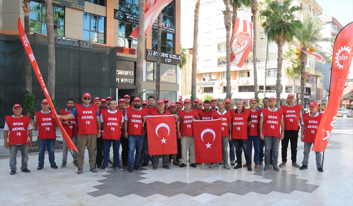 Kumluca Belediyesinde İşçiler Greve Başladı