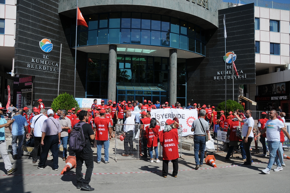 Kumluca Belediyesinde İşçiler Greve Başladı