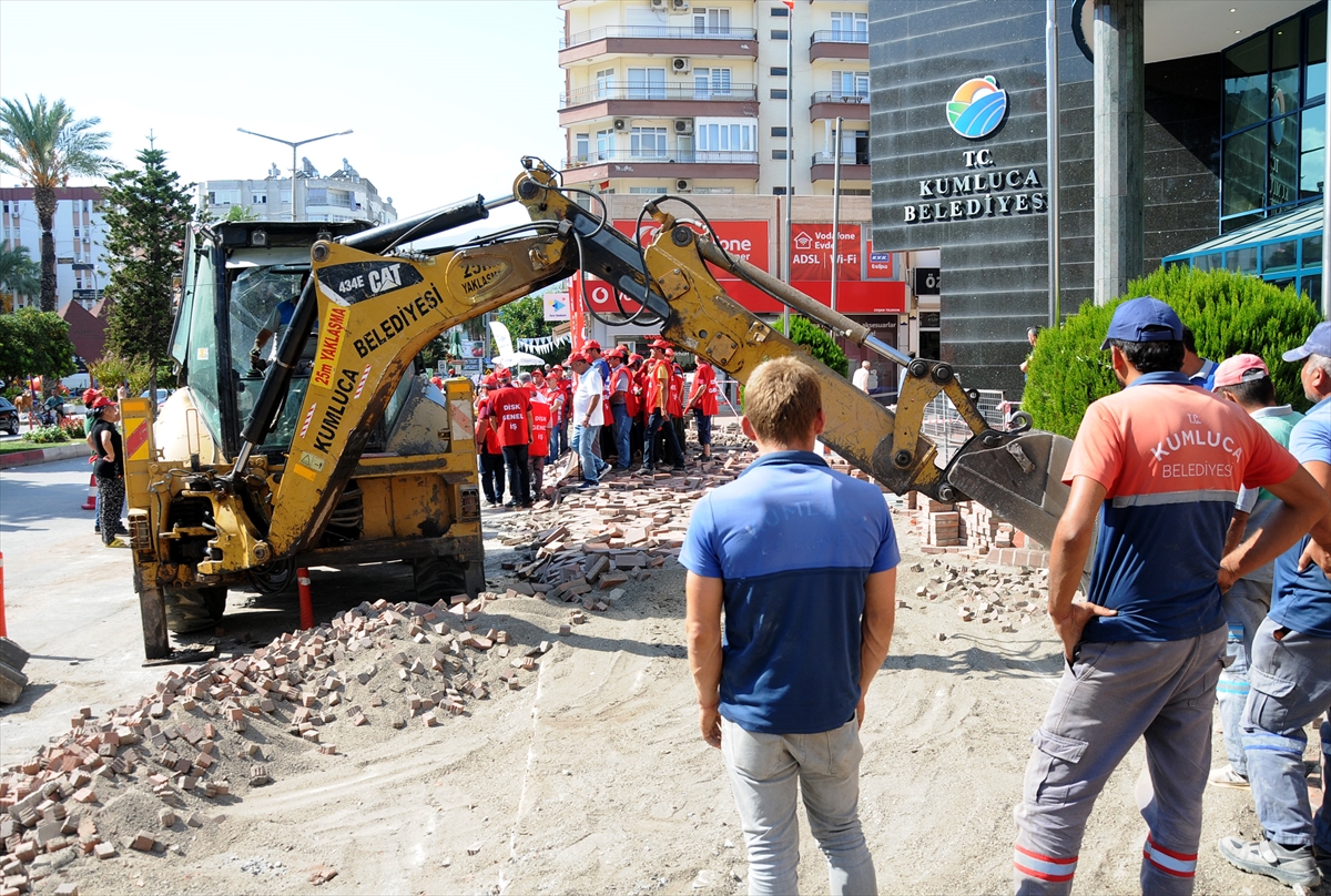 Kumluca Belediyesinde İşçiler Greve Başladı