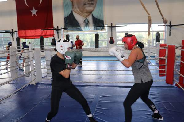 Kadın Boksunun Zirvesindeki İki Ülke Avrupa Şampiyonası'na Ortak Kampla Hazırlanıyor