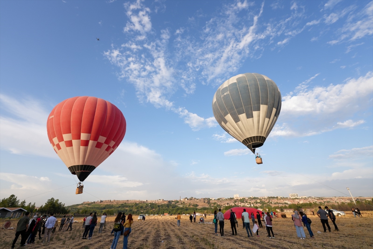 Kapadokya'nın Simgesi Balonlar Diyarbakır'da Dicle Vadisi'nde Yükseldi 