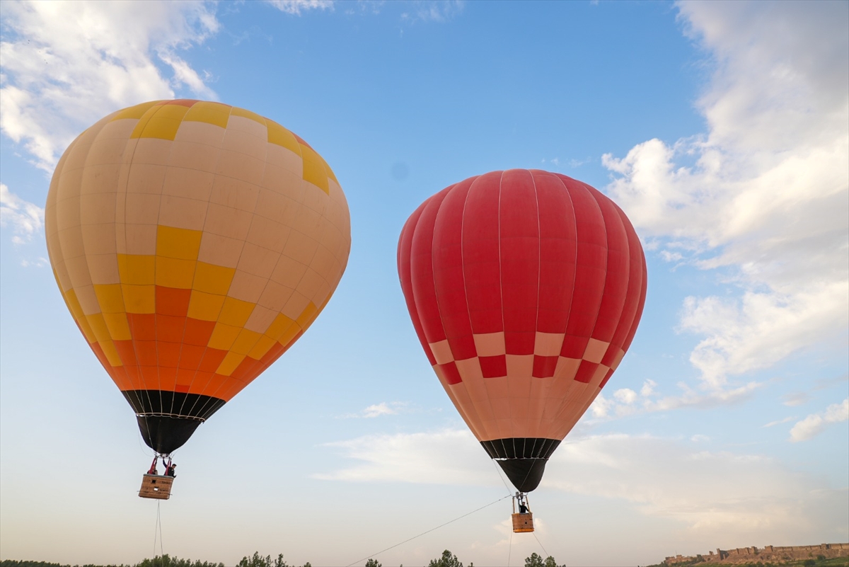 Kapadokya'nın Simgesi Balonlar Diyarbakır'da Dicle Vadisi'nde Yükseldi 