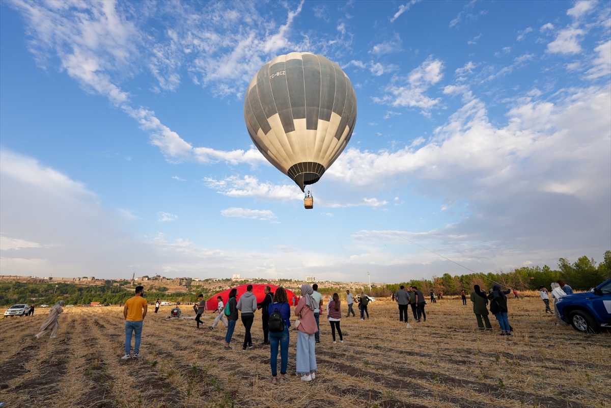 Kapadokya'nın Simgesi Balonlar Diyarbakır'da Dicle Vadisi'nde Yükseldi 