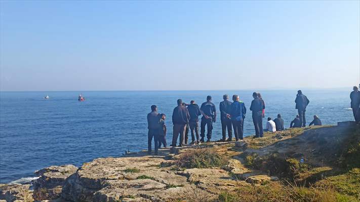 Kocaeli'de Alabora Olan Teknedeki Kaybolan Kişiyi Arama Çalışmaları Sürüyor