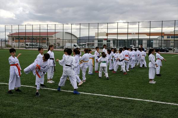 Sivas Belediyesinin Yaptırdığı Amatör Spor Evi Ve Kompleksi Açıldı