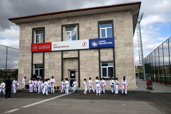 Sivas Belediyesinin Yaptırdığı Amatör Spor Evi Ve Kompleksi Açıldı