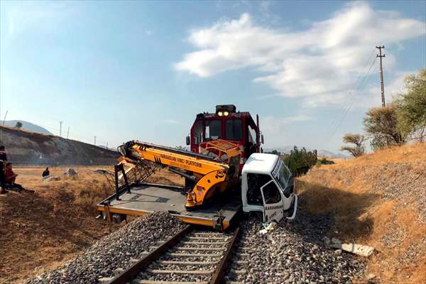 Elazığ'da Yük Treni Mobil Vince Çarptı