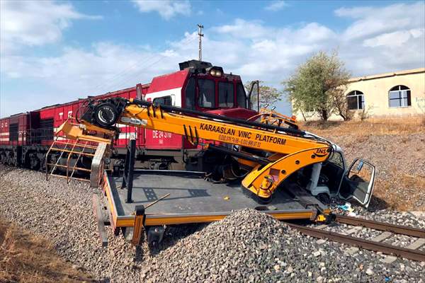 Elazığ'da Yük Treni Mobil Vince Çarptı