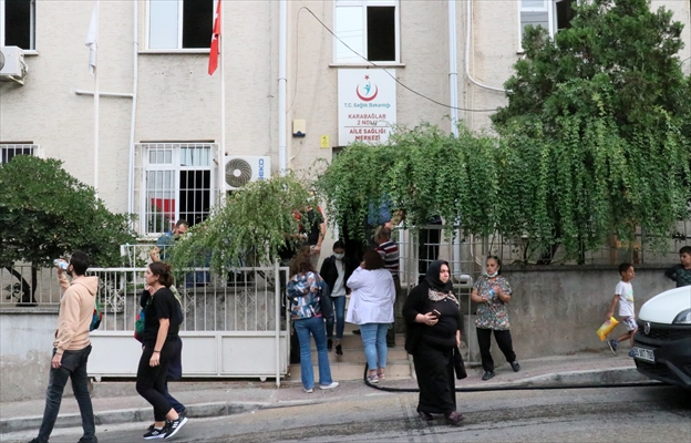 İzmir'de Aile Sağlığı Merkezinde Çıkan Yangın İtfaiye Ekiplerince Söndürüldü