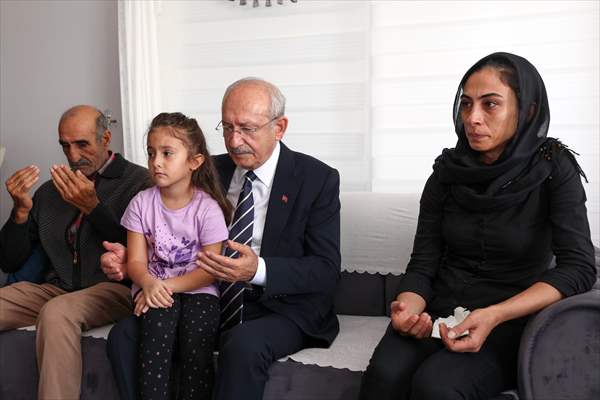 Kılıçdaroğlu'ndan Şehit Polis Memuru Sedat Gezer'in Ailesine Taziye Ziyareti