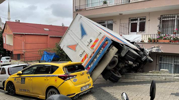 Üsküdar'da Otomobile Ve Binaya Çarpan Kamyonetin Yan Yattığı Kazada 1 Kişi Yaralandı