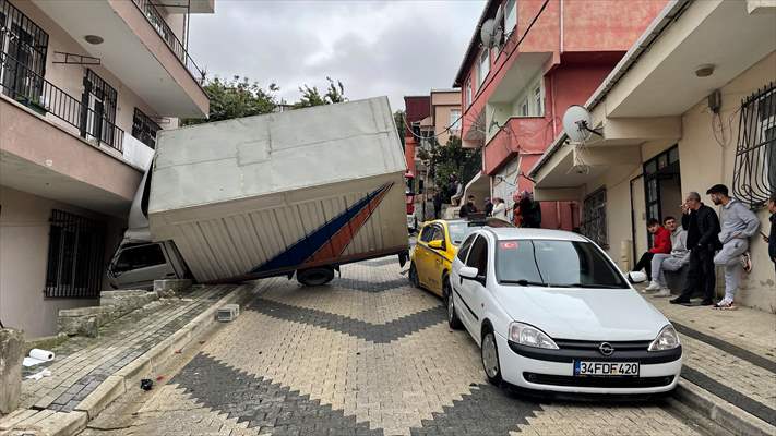 Üsküdar'da Otomobile Ve Binaya Çarpan Kamyonetin Yan Yattığı Kazada 1 Kişi Yaralandı